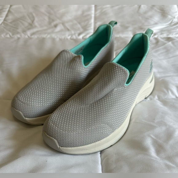 Like new Skechers Ladies Arch Comfort Slip On Walking Shoes Sz 9 - Picture 1 of 5